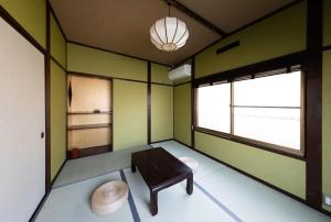 une chambre avec une table, une chaise et une fenêtre dans l'établissement あぽろん, à Gujō