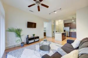 a living room with a couch and a ceiling fan at Beautiful 1Br/NRG/Pool/Wi-Fi/PetsOK/Garage parking in Houston
