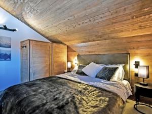a bedroom with a large bed with a wooden ceiling at Chalet Les Menuires, 7 pièces, 10 personnes - FR-1-613B-12 in Levassaix