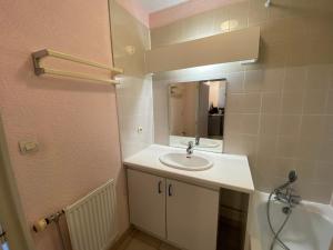 Kúpeľňa v ubytovaní Appartement 4 personnes avec garage et terrasse - FR-1-716-9