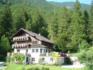 a house with flowers on the side of it at Apartment Stadler in Obertraun