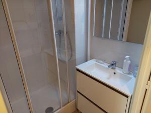 Kúpeľňa v ubytovaní Studio avec Terrasse et Parking Privé à La Grande Motte - 4 Pers. - FR-1-716-8