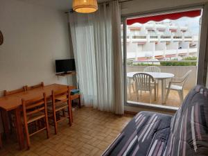 Televízia a/alebo spoločenská miestnosť v ubytovaní Studio avec Terrasse et Parking Privé à La Grande Motte - 4 Pers. - FR-1-716-8