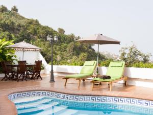 Bazén v ubytovaní Casa rural con piscina climatizada y jardín en Icod de los Vinos - ES-279-18 alebo v jeho blízkosti