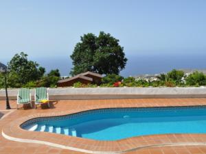 Bazén v ubytovaní Casa rural con piscina climatizada y jardín en Icod de los Vinos - ES-279-18 alebo v jeho blízkosti