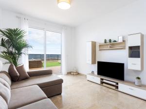 Il comprend un salon doté d'un canapé et d'une télévision à écran plat. dans l'établissement Apartamento Tenerife, 1 dormitorio, 2 personas - ES-279-9, à Puerto de Santiago
