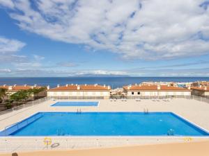 - une piscine avec l'océan en arrière-plan dans l'établissement Apartamento Tenerife, 1 dormitorio, 2 personas - ES-279-9, à Puerto de Santiago