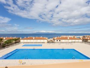 una piscina con l'oceano sullo sfondo di Propiedad nueva con piscina, seguridad privada y vista al océano en Tenerife - ES-279-9 a Puerto de Santiago