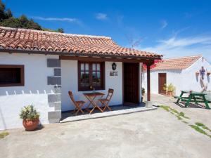 uma pequena casa branca com uma mesa e cadeiras em Villa Icod de los Vinos, 1 dormitorio, 2 personas - ES-279-20 em Icod de los Vinos