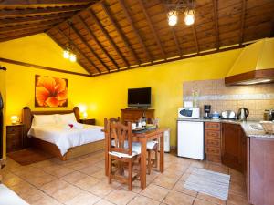 um quarto com uma cama e uma cozinha com uma mesa em Villa Icod de los Vinos, 1 dormitorio, 2 personas - ES-279-20 em Icod de los Vinos