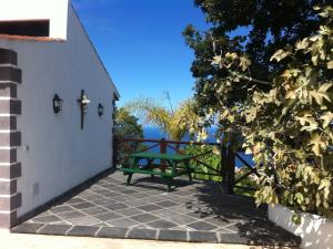 Balkón nebo terasa v ubytování Casa el Mirlo: Paraíso rural con piscina y hermosos jardines en Icod de los Vinos, Tenerife - ES-279-20