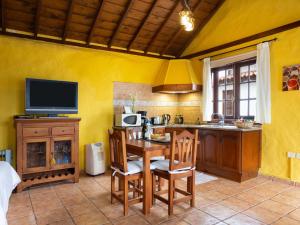 Kuchyň nebo kuchyňský kout v ubytování Casa el Mirlo: Paraíso rural con piscina y hermosos jardines en Icod de los Vinos, Tenerife - ES-279-20