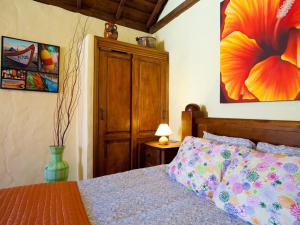 Postel nebo postele na pokoji v ubytování Casa el Mirlo: Paraíso rural con piscina y hermosos jardines en Icod de los Vinos, Tenerife - ES-279-20