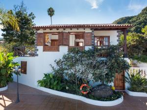 une maison avec un jardin devant dans l'établissement Casa romántica con piscina climatizada, Wi-Fi y vistas al mar en Icod de los Vinos - ES-279-2, à Icod de los Vinos