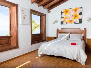 une chambre avec un lit et deux fenêtres dans l'établissement Casa romántica con piscina climatizada, Wi-Fi y vistas al mar en Icod de los Vinos - ES-279-2, à Icod de los Vinos 17 autres photos