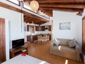 uma sala de estar com um sofá e uma cozinha em Villa Icod de los Vinos, 1 dormitorio, 2 personas - ES-279-2 em Icod de los Vinos