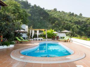 uma piscina com uma montanha ao fundo em Villa Icod de los Vinos, 1 dormitorio, 2 personas - ES-279-2 em Icod de los Vinos