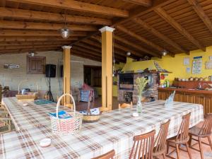 uma mesa com cestos em cima numa cozinha em Villa Icod de los Vinos, 1 dormitorio, 2 personas - ES-279-2 em Icod de los Vinos