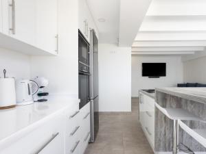 Kuchyňa alebo kuchynka v ubytovaní Dúplex Moderno de Lujo con Terraza, Vista al Mar y Wi-Fi 600 mb - ES-279-10