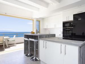 Kuchyňa alebo kuchynka v ubytovaní Dúplex Moderno de Lujo con Terraza, Vista al Mar y Wi-Fi 600 mb - ES-279-10