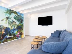 Televízia a/alebo spoločenská miestnosť v ubytovaní Dúplex Moderno de Lujo con Terraza, Vista al Mar y Wi-Fi 600 mb - ES-279-10