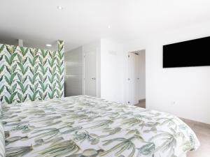 Televízia a/alebo spoločenská miestnosť v ubytovaní Dúplex Moderno de Lujo con Terraza, Vista al Mar y Wi-Fi 600 mb - ES-279-10