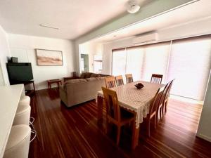 uma sala de estar com uma mesa e um sofá em Seacrest on Bright em Emu Park