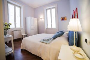 a bedroom with a bed and a lamp on a table at Mata e Grifone B&B in Messina