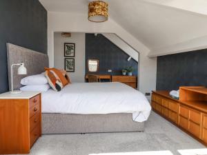 - une chambre avec un grand lit et un bureau dans l'établissement Southdowne, à Bridlington
