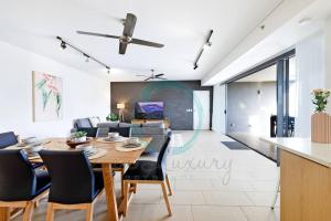 Televiisor ja/või meelelahutuskeskus majutusasutuses ZEN Oceania - 2BR Ocean View