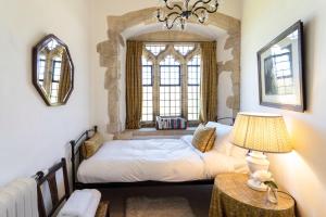 Postel nebo postele na pokoji v ubytování Butley Priory