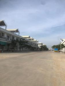 pusty parking obok budynku w obiekcie Your living & working sanctuary near Phnom Penh w mieście Phumĭ Kândal (2)