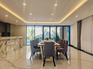 - une salle à manger avec une table et des chaises dans l'établissement Sabina Luxury Boutique Hotel & Villa, à Vung Tau