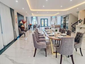 een eetkamer met een tafel en stoelen bij Sabina Luxury Boutique Hotel & Villa in Vung Tau