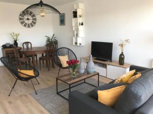 Televízia a/alebo spoločenská miestnosť v ubytovaní Apartment in Audierne near the beach
