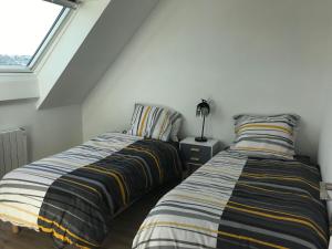 En eller flere senge i et værelse på Comfortable flat in top location near the beach, Audierne