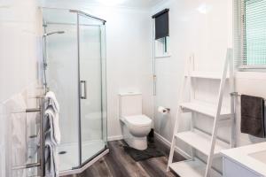 Koupelna v ubytování Dunrovin Motel + 37 fotografií