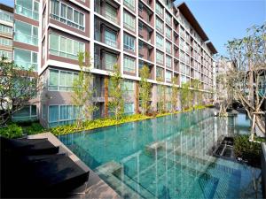 una piscina frente a un edificio en Baan Kun Koey Hua Hin By Passionata Collection, en Hua Hin