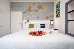 En eller flere senge i et værelse på Urbanview Hotel Ananda Syariah by RedDoorz