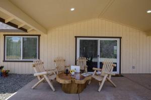 patio z drewnianym stołem i 4 krzesłami w obiekcie Cozy Cub Cabin, brand new home near Yosemite w mieście Mariposa