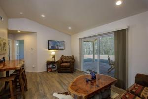 a living room with a couch and a table at Cozy Cub Cabin, brand new home near Yosemite in Mariposa