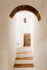 a staircase in a house with an archway at La petite maison in Lourmarin