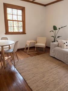 sala de estar con sofá, mesa y sillas en La Posada Coliving, en Viña del Mar