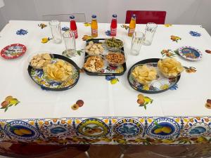 un tavolo con tre piatti di cibo sopra di Ninni Mondello House a Mondello