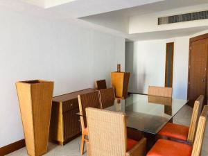 una sala da pranzo con tavolo in vetro e sedie di Condominio en Ixtapa frente a la playa a Ixtapa