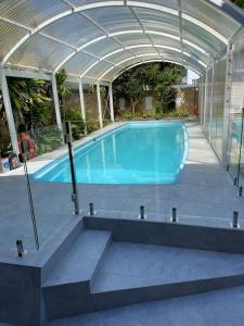 una gran piscina con techo abierto en Executive family house w/ 5BR en Belmont