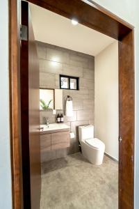 La salle de bains est pourvue de toilettes et d'un lavabo. dans l'établissement Villa Sophia Valle de Guadalupe, à Valle de Guadalupe