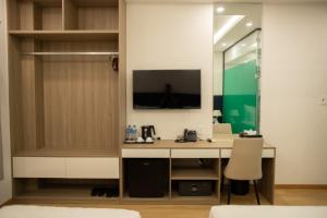 Televízia a/alebo spoločenská miestnosť v ubytovaní Ruby Hotel