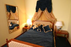 سرير أو أسرّة في غرفة في Hotel Leopold I
