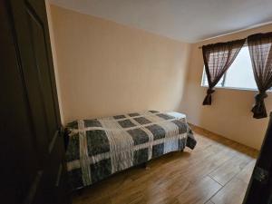 una camera con letto e finestra di La casa de mama rosita, comoda y acogedora a Quetzaltenango